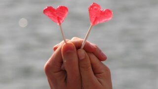 魚座女性が好きな人に見せる態度とは?恋愛傾向とアプローチ方法を解説