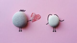 水瓶座男性が好きな人に見せる態度とは?クールな彼の本心を読み解く方法