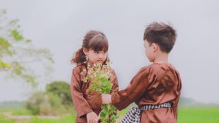 職場で見逃さない!AB型男性の好意サインと接し方